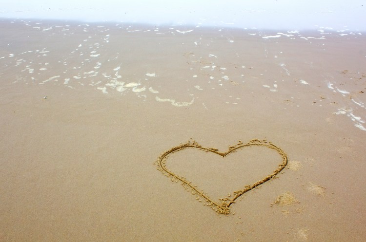 heart-shape-drawn-on-beach_M1pLKyK_